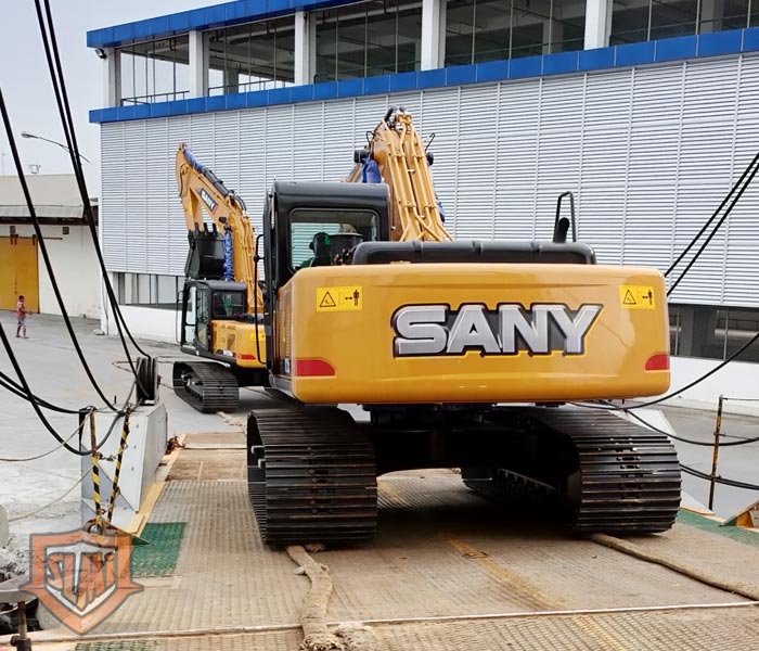 Alat berat siap dimuat ke kapal