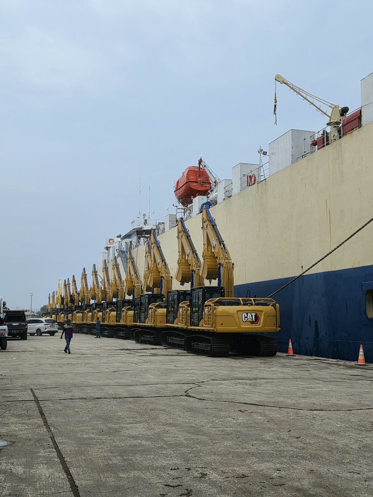 Deretan excavator siap dikirim dengan kapal