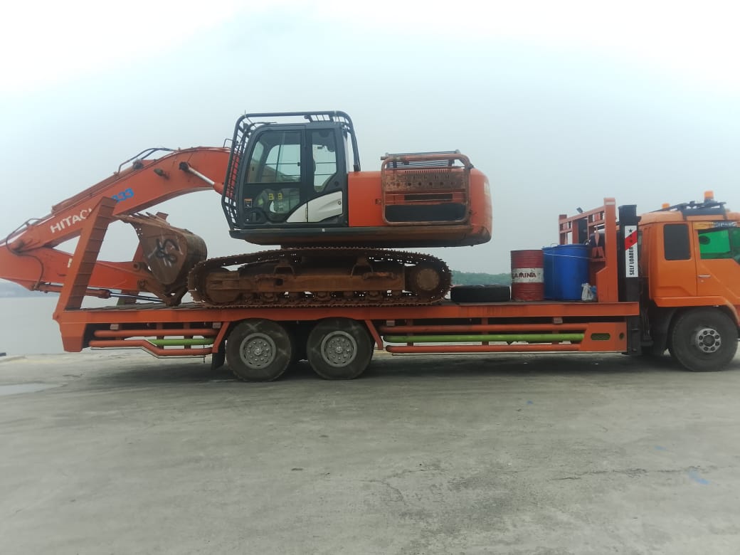 Excavator diangkut truk self loader